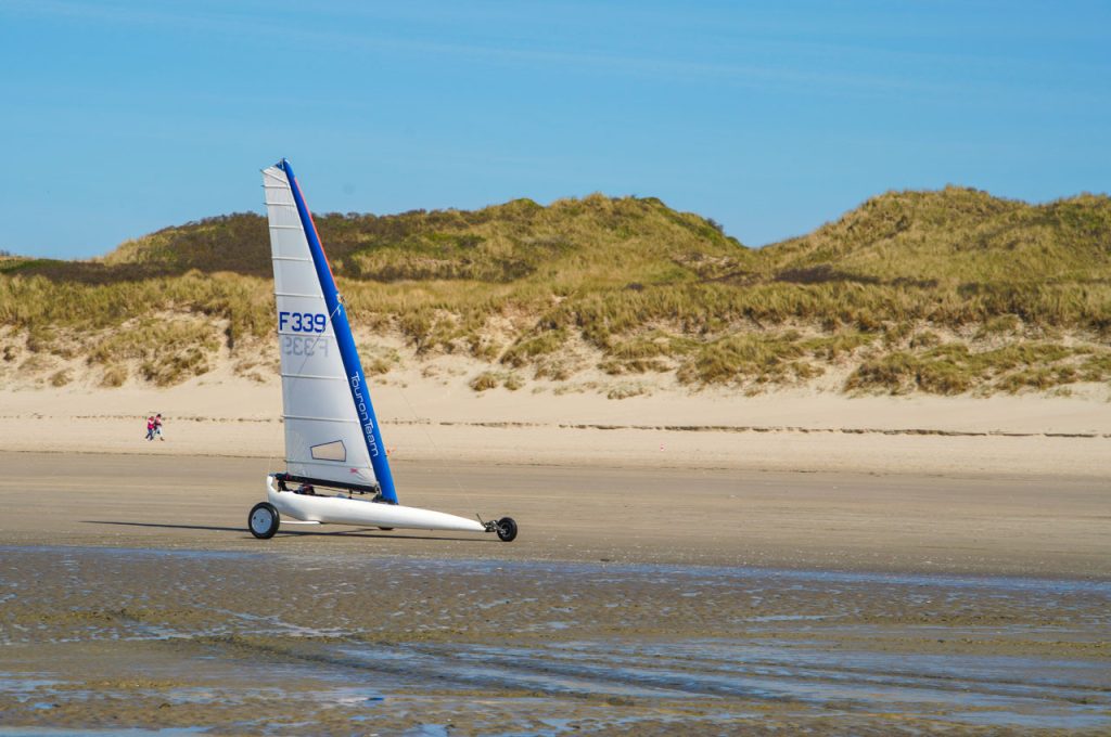 CHAR A VOILE